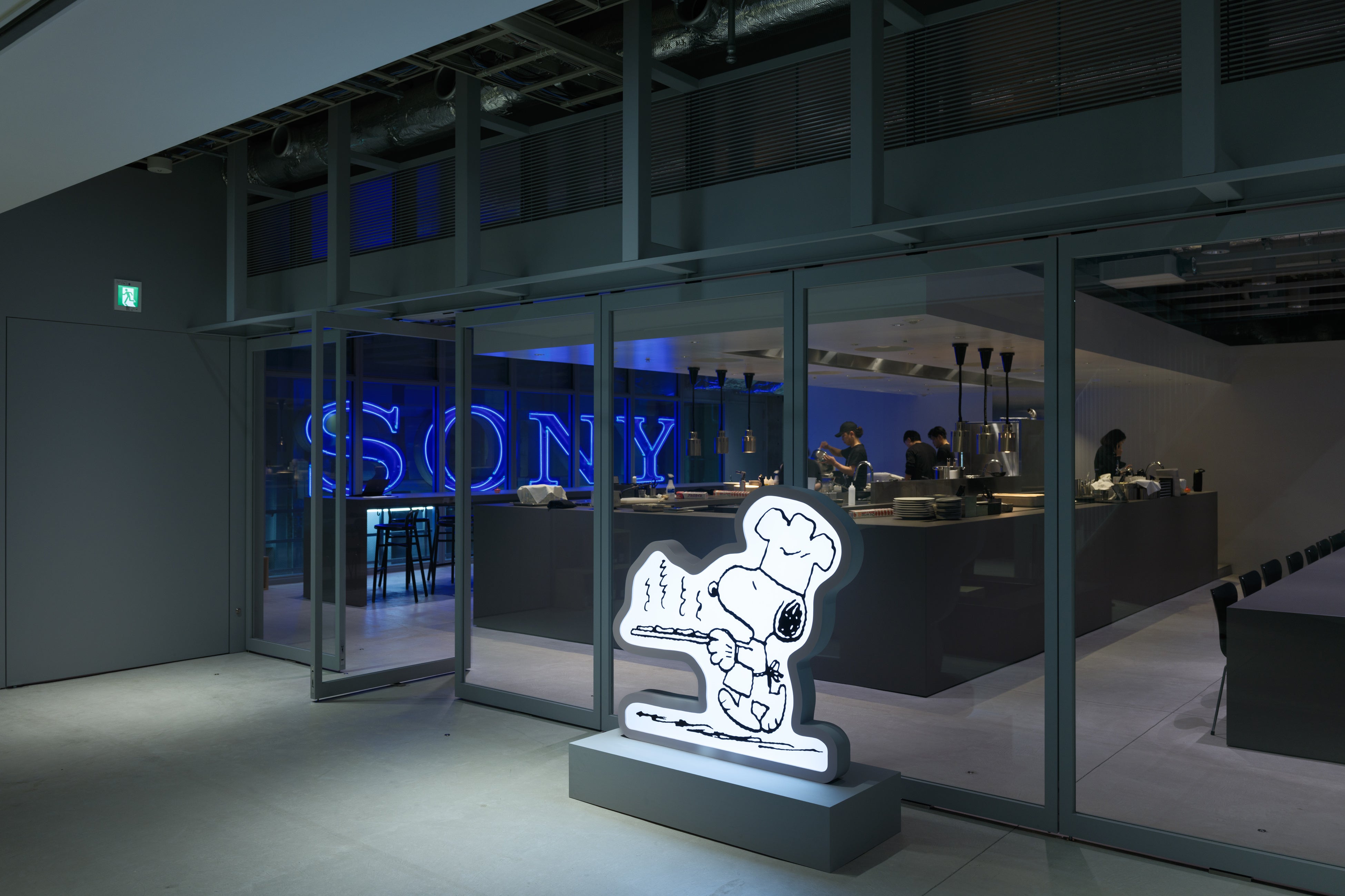 Ginza Sony Park의 SONY 네온과 스누피 셰프 조형물이 함께 보이는 공간