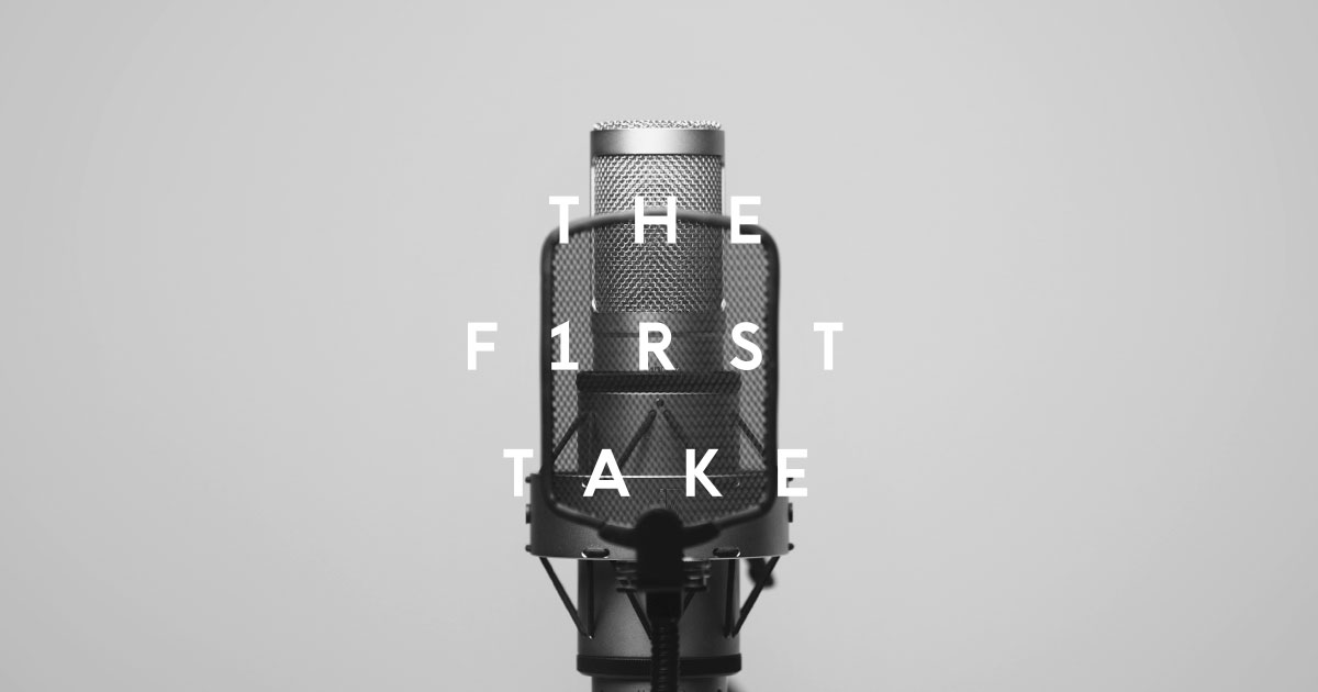 흰 스튜디오 중앙에 마이크 하나가 놓인 THE FIRST TAKE 공식 비주얼